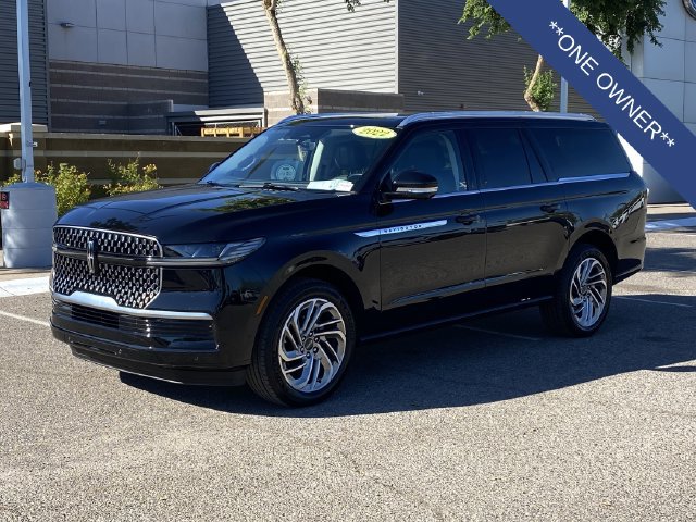 Used 2025 Lincoln Navigator L Reserve AWD/4WD image 2