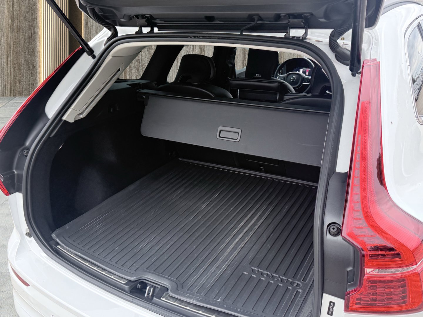 Used 2023 Volvo XC60 B5 Core image 14