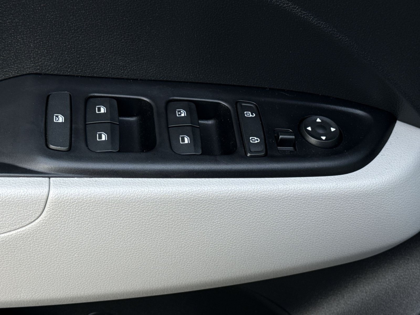 Certified 2024 Hyundai Venue SEL FWD image 15