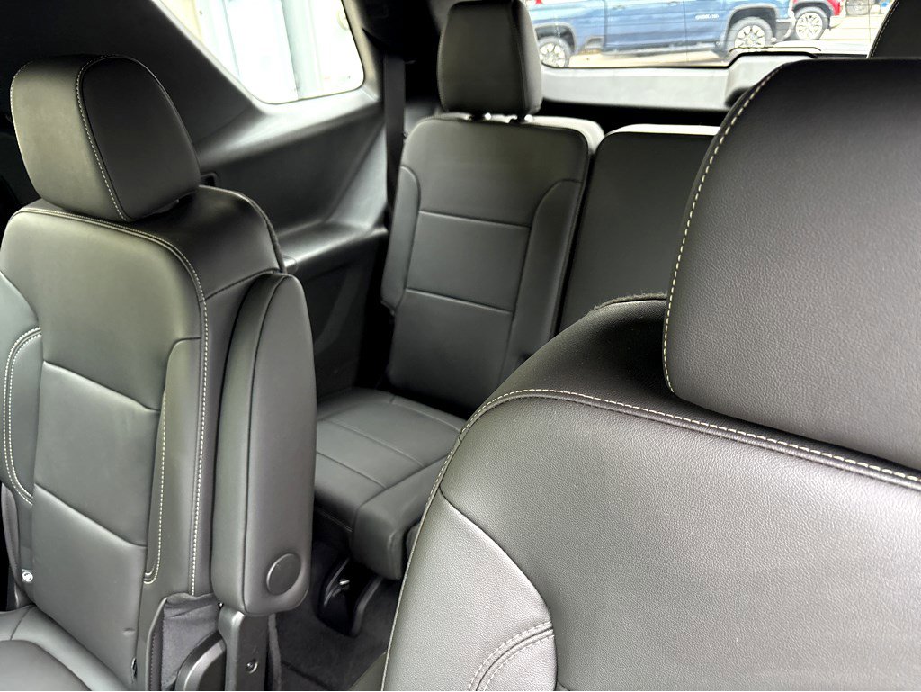 Used 2023 Chevrolet Traverse LT FWD image 25