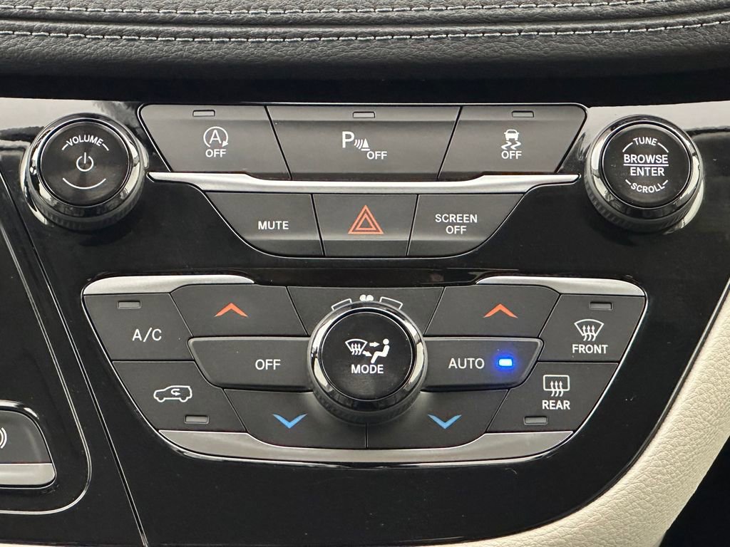 Used 2019 Chrysler Pacifica Limited w/ Tire & Wheel Group image 27