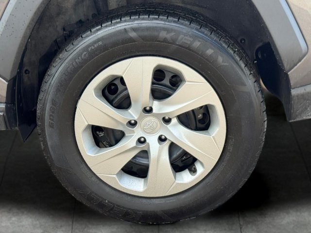 Used 2022 Toyota RAV4 LE FWD image 7