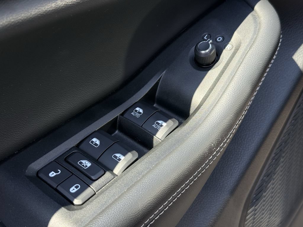 Used 2023 Jeep Grand Cherokee L Limited AWD/4WD image 8