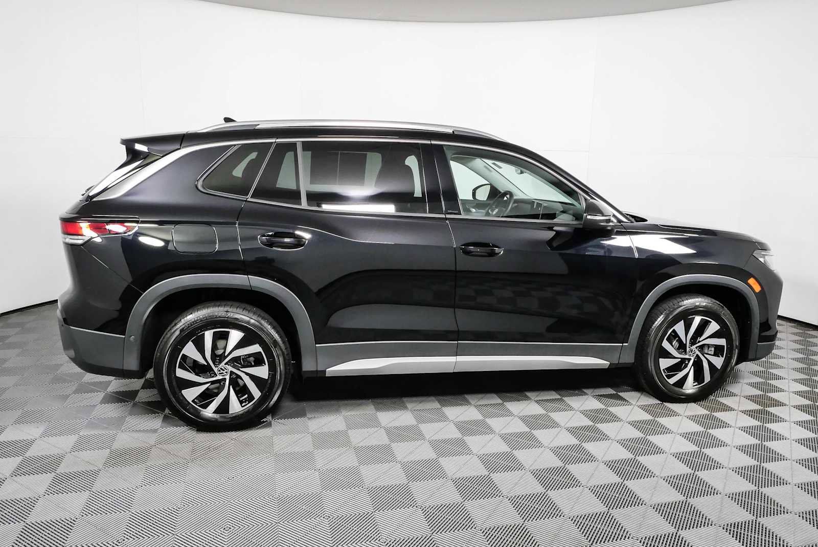 Certified 2025 Volkswagen Tiguan S AWD/4WD image 3