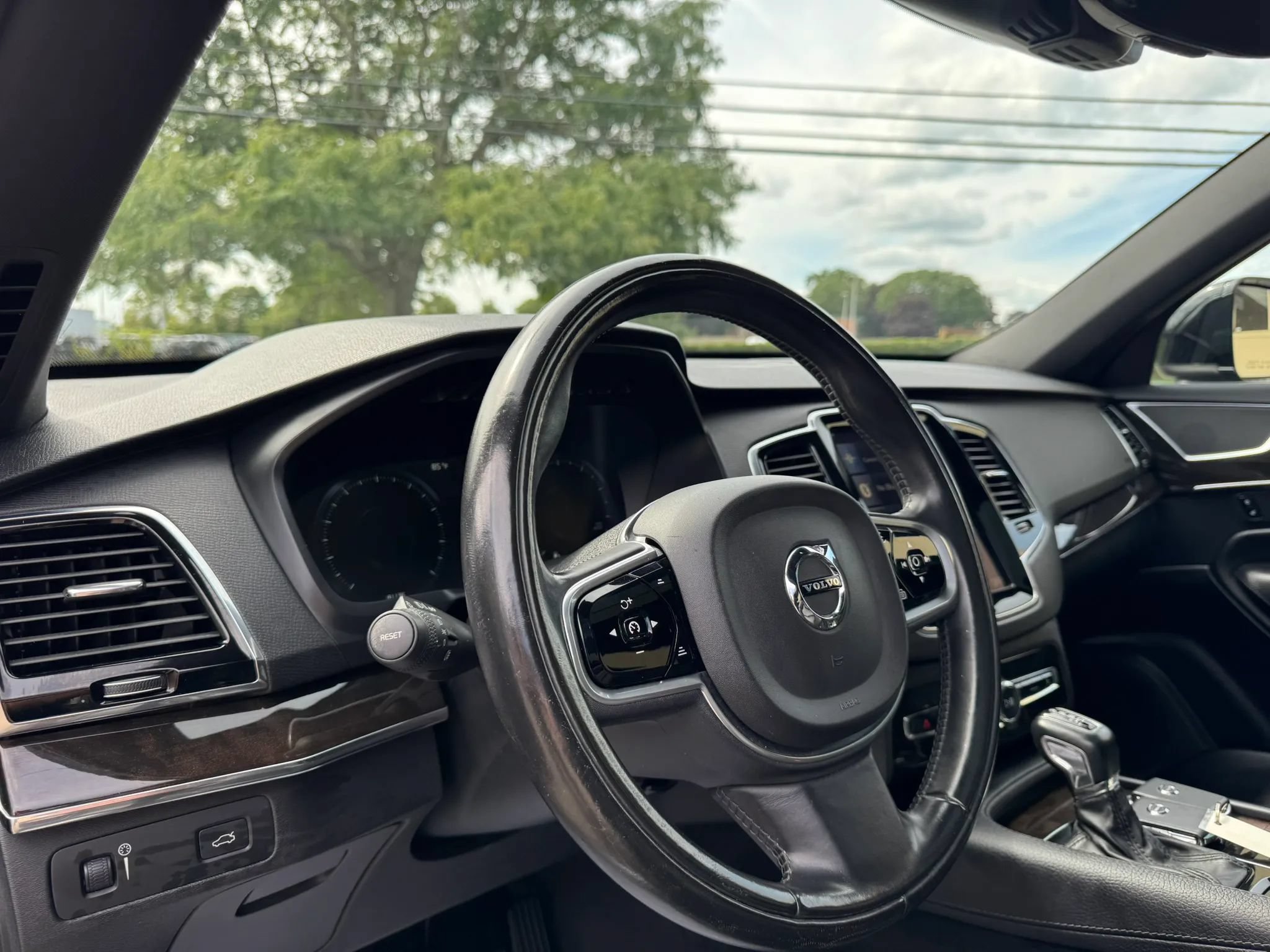 Used 2018 Volvo XC90 T6 Momentum w/ Convenience Package AWD/4WD image 21