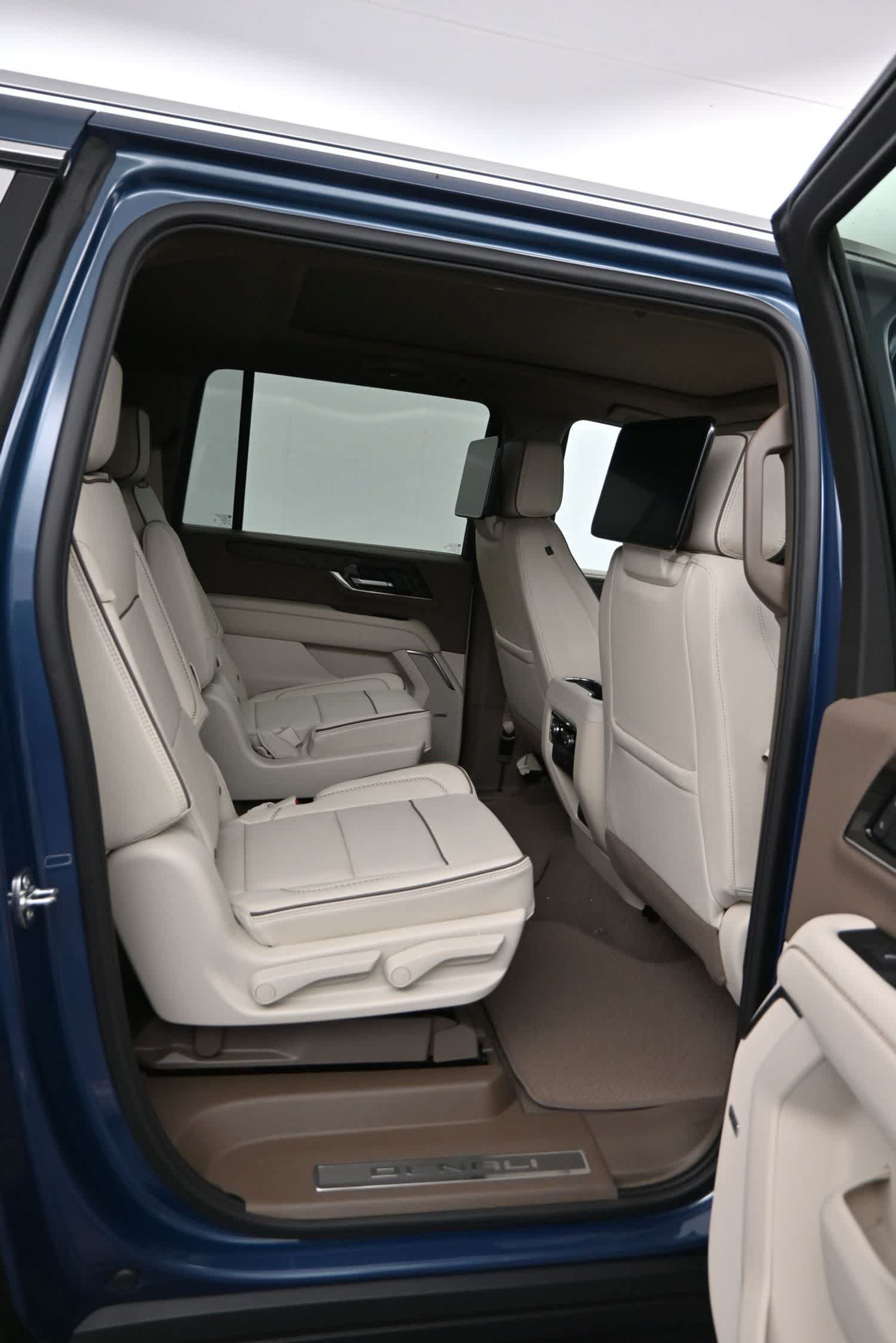 New 2026 GMC Yukon XL Denali w/ Denali Reserve Package AWD/4WD image 12
