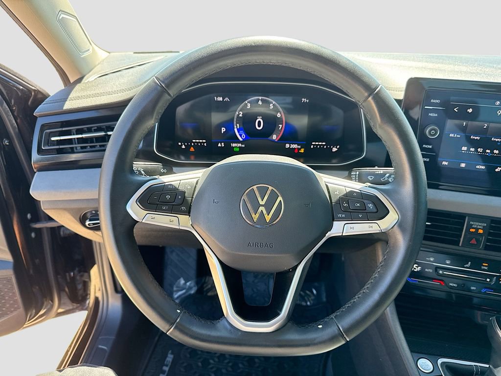 Used 2025 Volkswagen Jetta SE FWD image 13