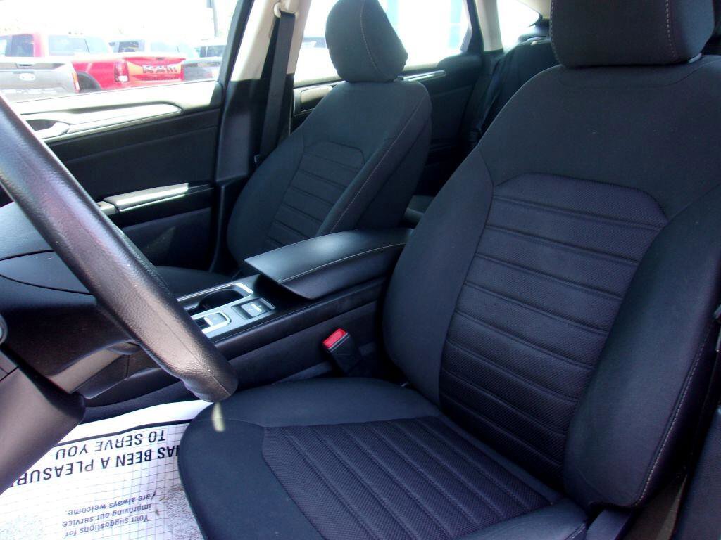 Used 2020 Ford Fusion SE image 9
