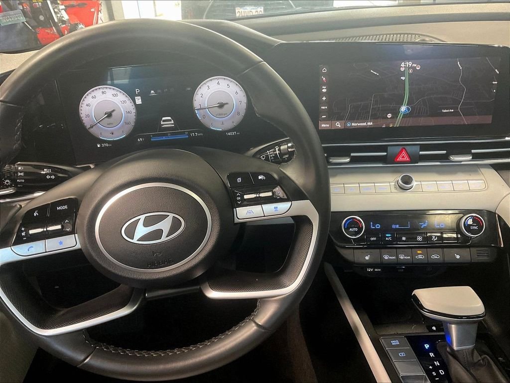 Certified 2025 Hyundai Elantra Limited FWD image 18