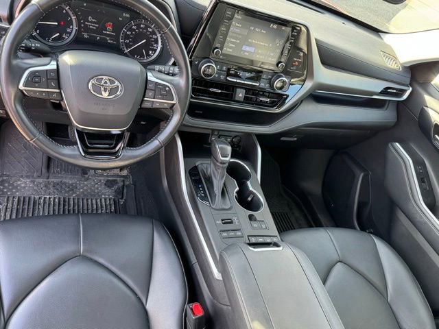Used 2021 Toyota Highlander XLE image 2