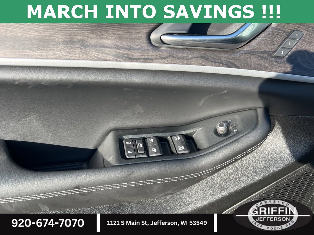 New 2025 Jeep Grand Cherokee Limited w/ Black Appearance Package image 13