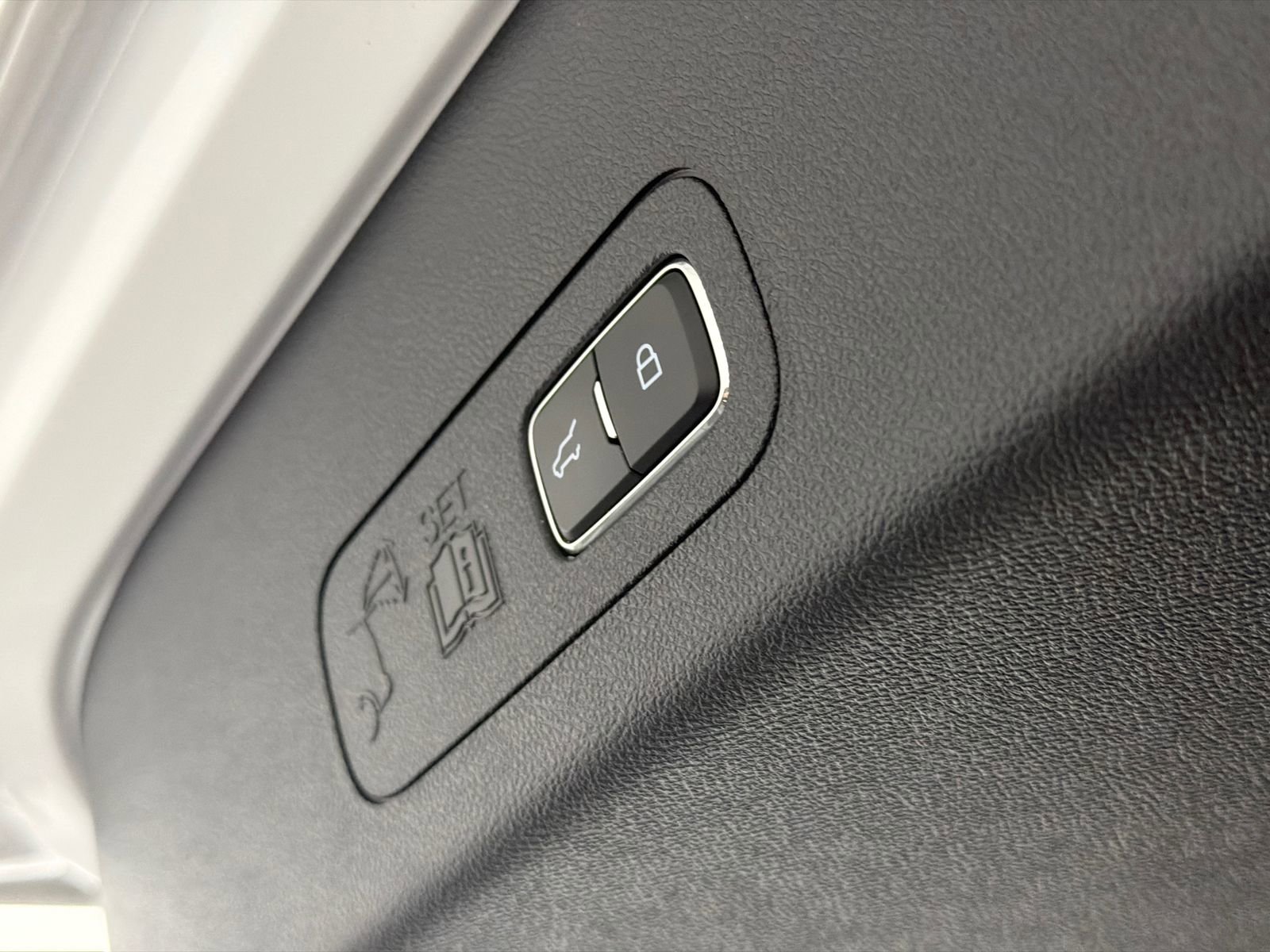 Certified 2025 Lincoln Aviator AWD image 6