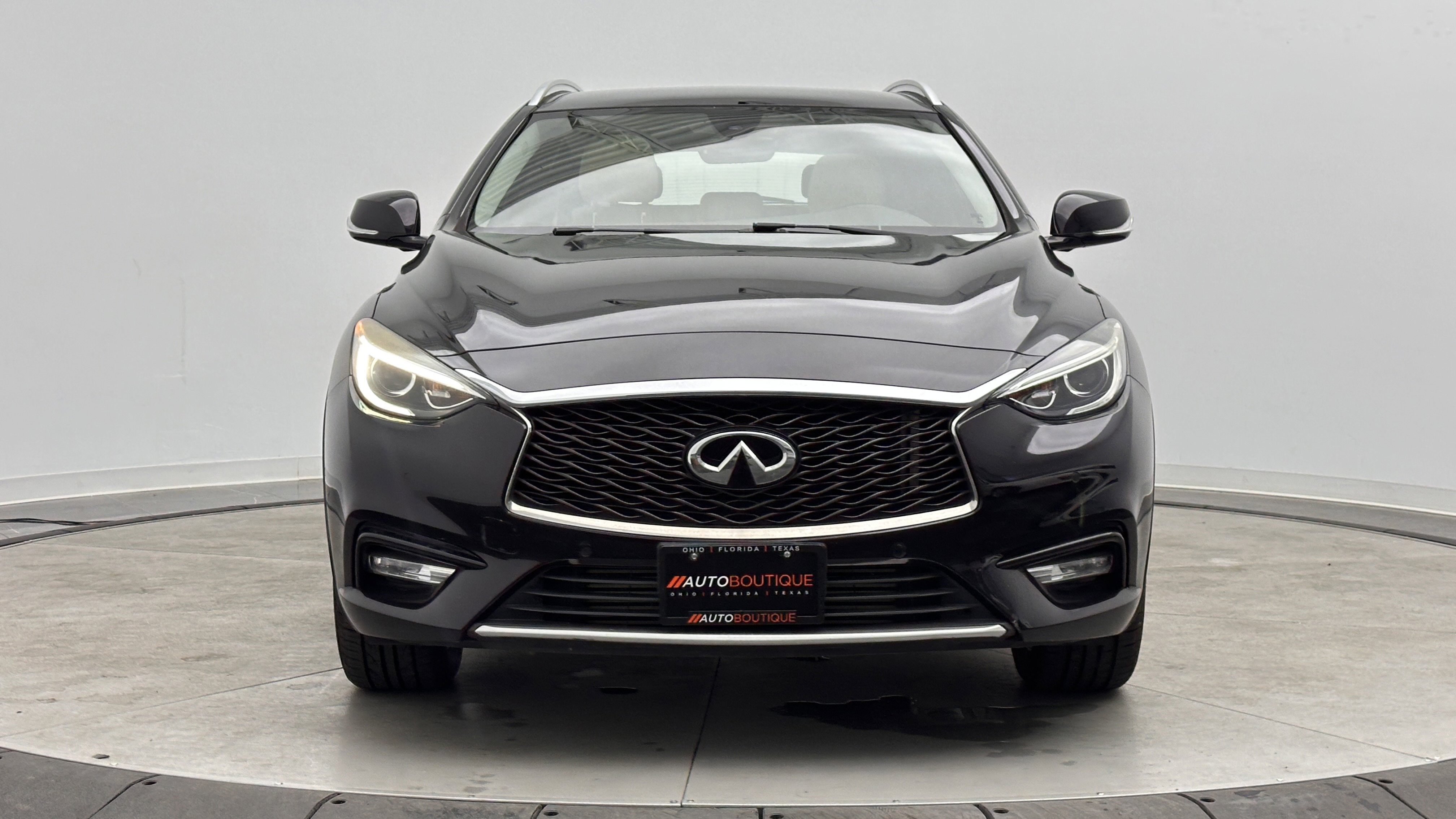 Used 2018 INFINITI QX30 Premium w/ Navigation Package FWD image 2