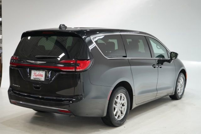 Used 2024 Chrysler Pacifica Touring-L image 8
