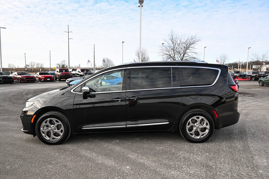 Used 2021 Chrysler Pacifica Limited w/ Uconnect Theater Family Group image 8