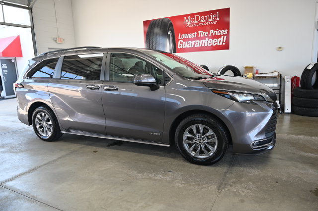 Used 2021 Toyota Sienna XLE w/ XLE Plus Package FWD image 4