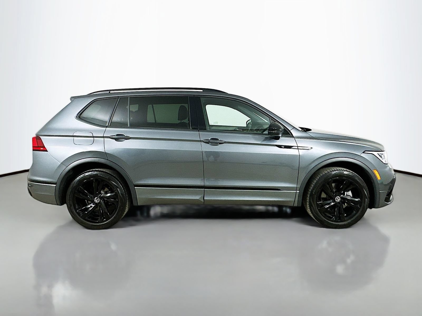 Used 2023 Volkswagen Tiguan SE R-Line AWD/4WD image 4