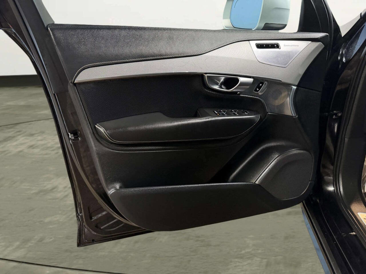 Used 2019 Volvo XC90 T6 R-Design w/ Protection Package Premier image 17