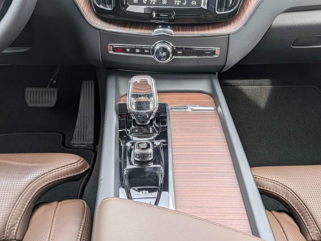 Certified 2024 Volvo XC60 T8 Ultimate w/ Climate Package AWD/4WD image 22