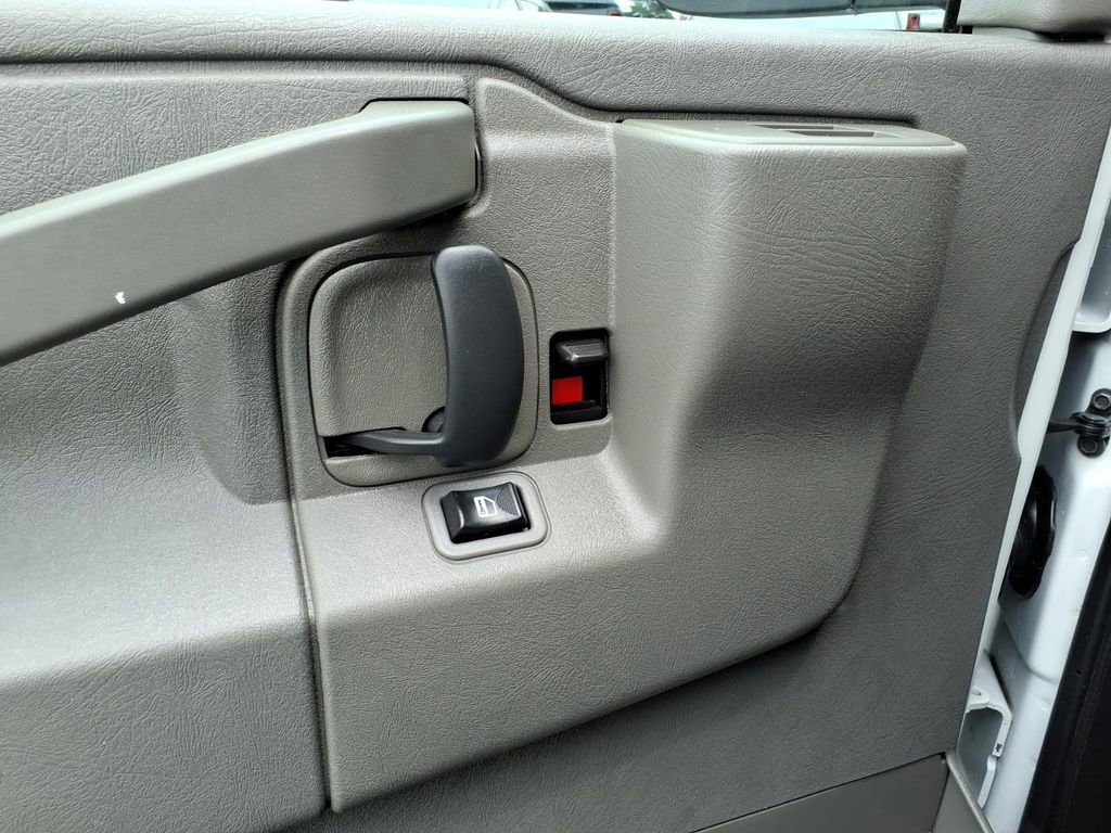 Used 2017 GMC Savana 2500 RWD image 4