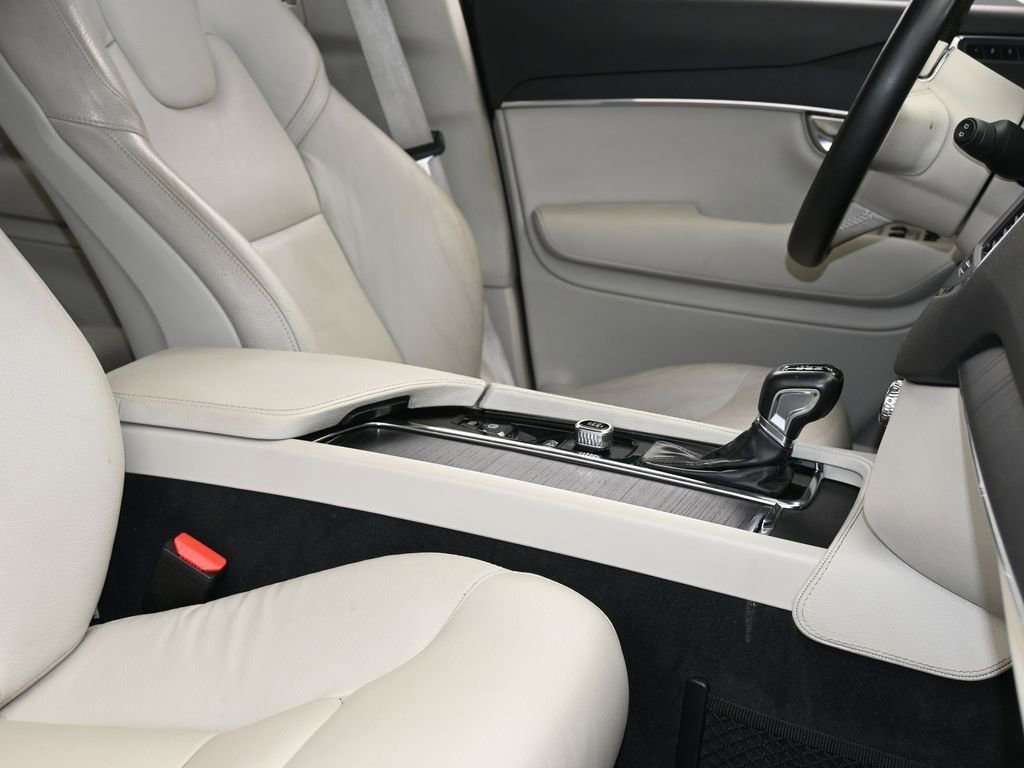 Used 2020 Volvo XC90 T5 Momentum w/ Protection Package Premier image 44