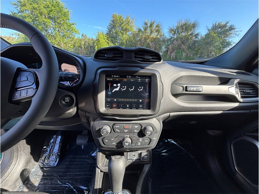 Used 2021 Jeep Renegade Latitude FWD image 11