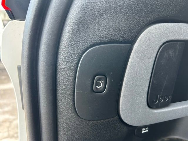 Used 2018 Jeep Cherokee Limited image 11