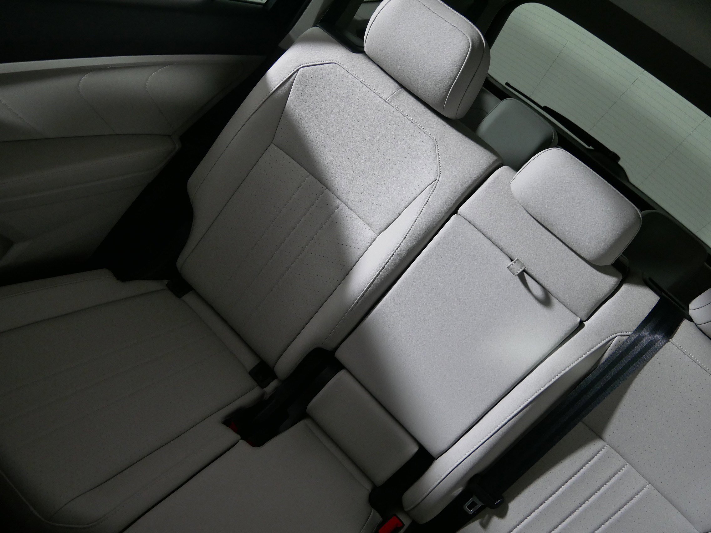 Used 2023 Volkswagen Tiguan SE w/ Panoramic Sunroof Package image 12