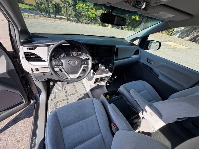 Used 2015 Toyota Sienna LE FWD image 16