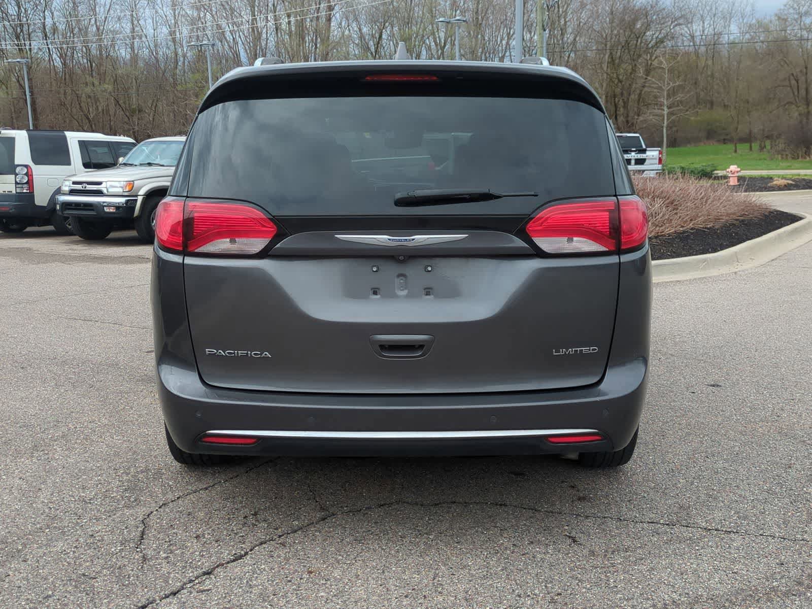 Used 2018 Chrysler Pacifica Limited w/ Tire & Wheel Group FWD image 7