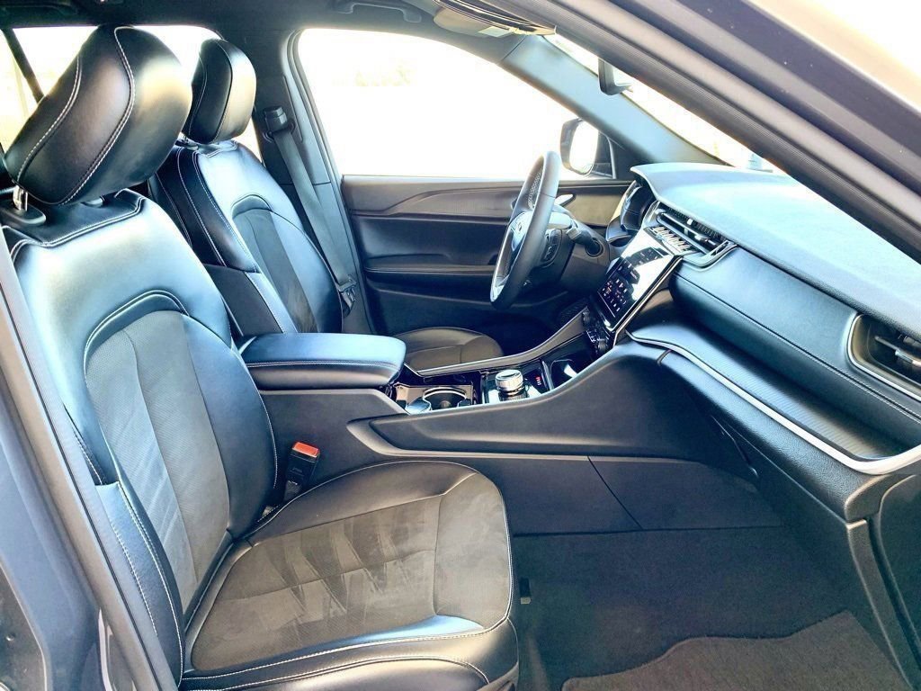 Used 2023 Jeep Grand Cherokee Altitude image 28