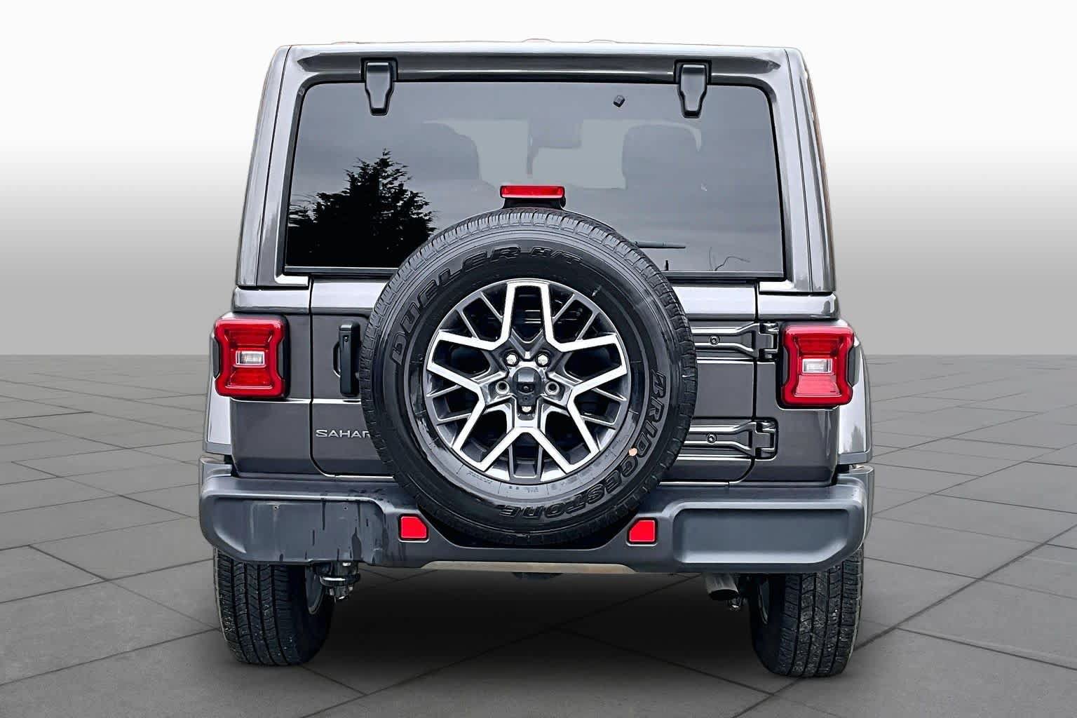 Used 2025 Jeep Wrangler Unlimited Sahara AWD/4WD image 5