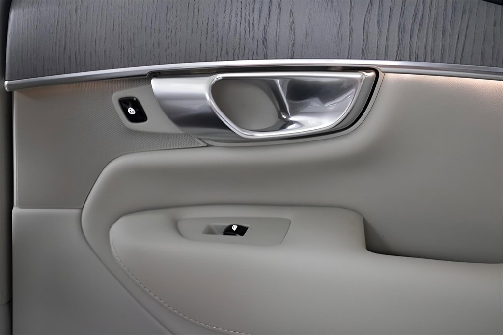 Certified 2025 Volvo XC90 T8 Plus w/ Protection Package Premier image 33