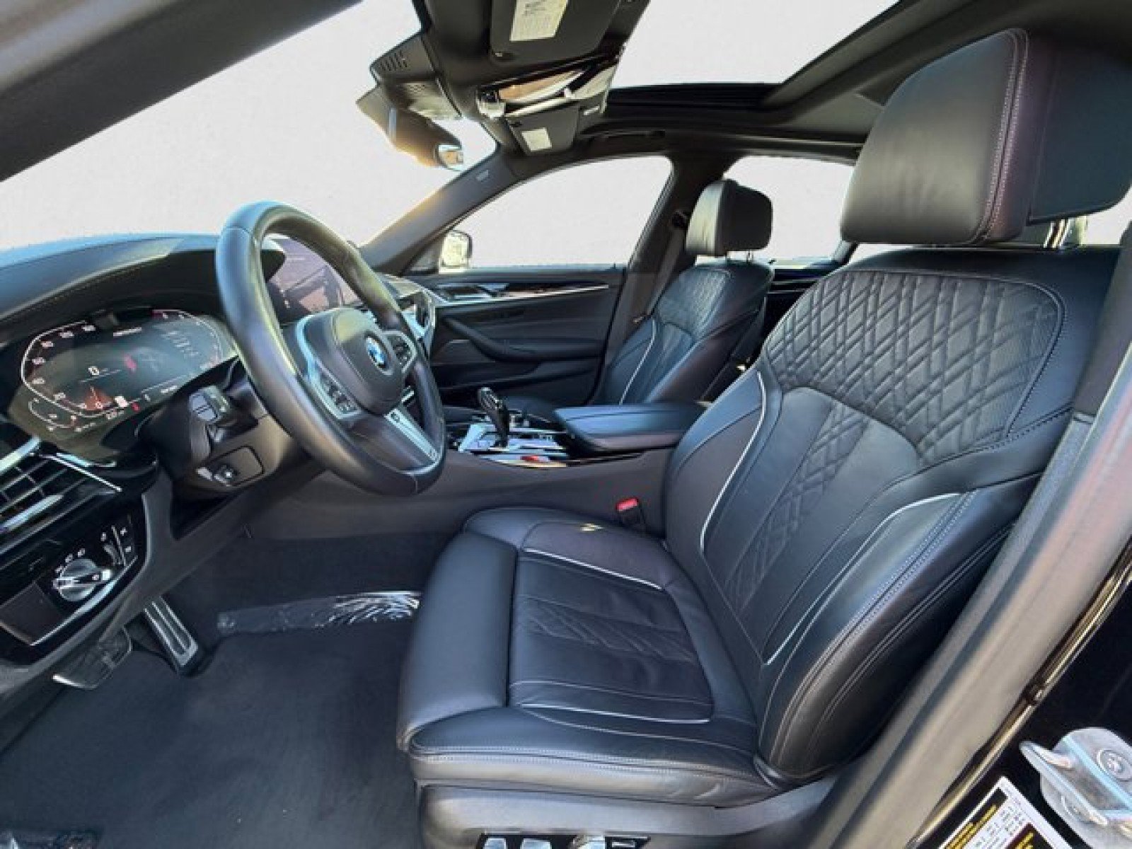 Used 2022 BMW M550i xDrive w/ Dynamic Handling Package image 10