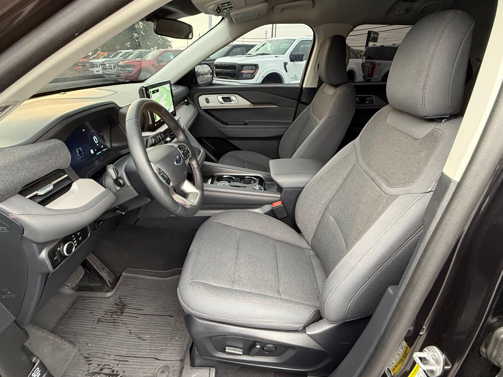 Used 2025 Ford Explorer Active AWD/4WD image 13
