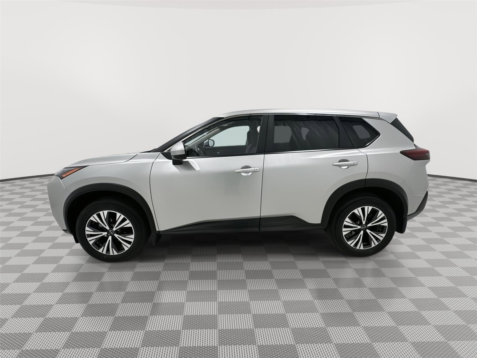 Used 2023 Nissan Rogue SV image 3
