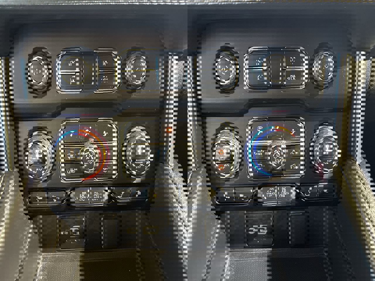 Used 2024 Chevrolet Tahoe Z71 w/ Luxury Package image 19