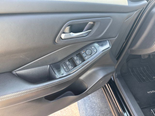 Used 2024 Nissan Rogue SV image 14