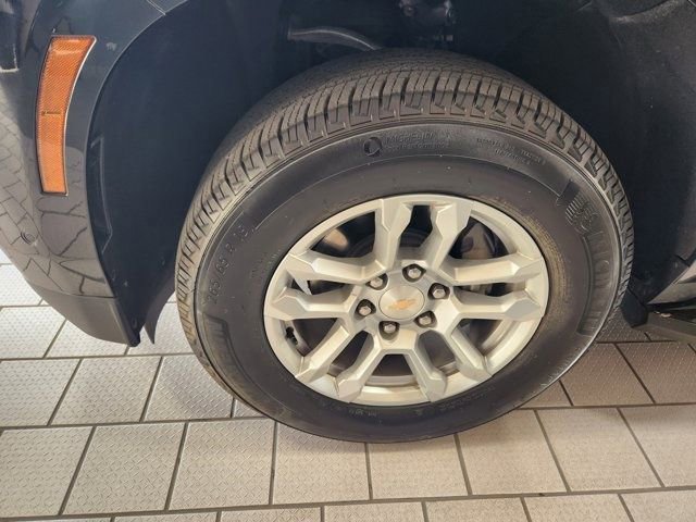 Used 2025 Chevrolet Suburban LS image 12