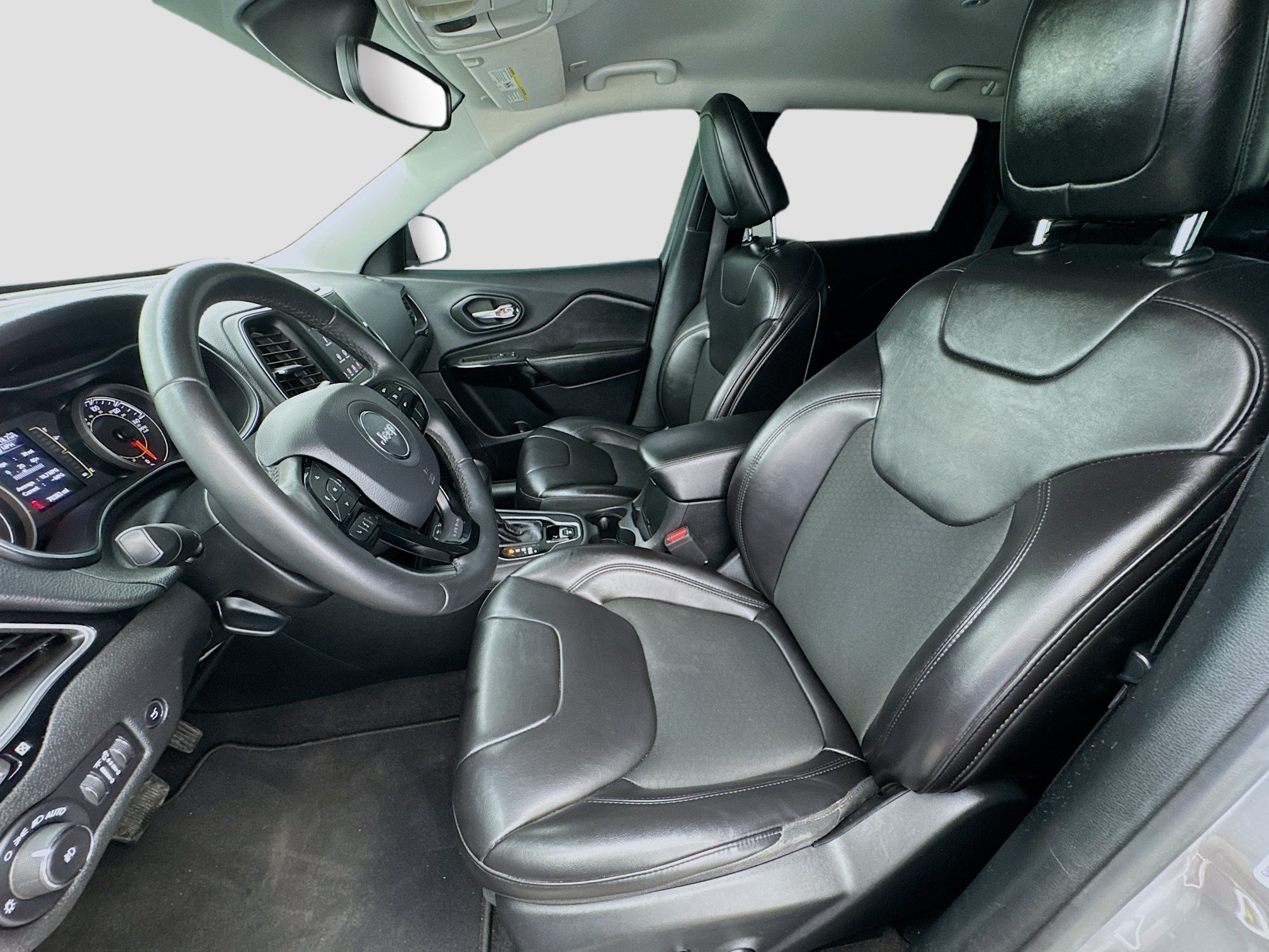 Used 2019 Jeep Cherokee Latitude Plus FWD image 13