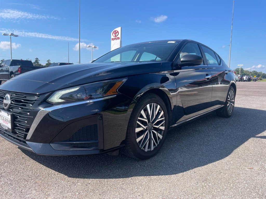 Used 2025 Nissan Altima 2.5 SV FWD image 10