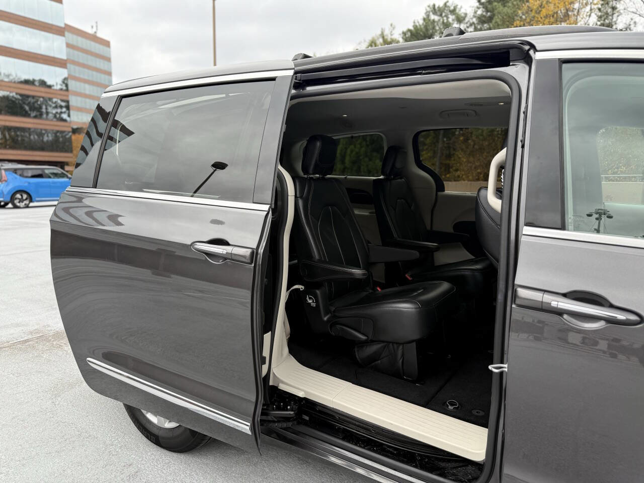 Used 2017 Chrysler Pacifica Touring-L image 22