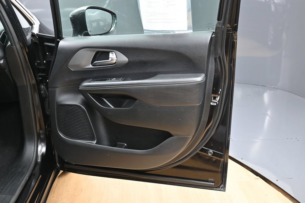Used 2025 Chrysler Pacifica Select FWD image 32