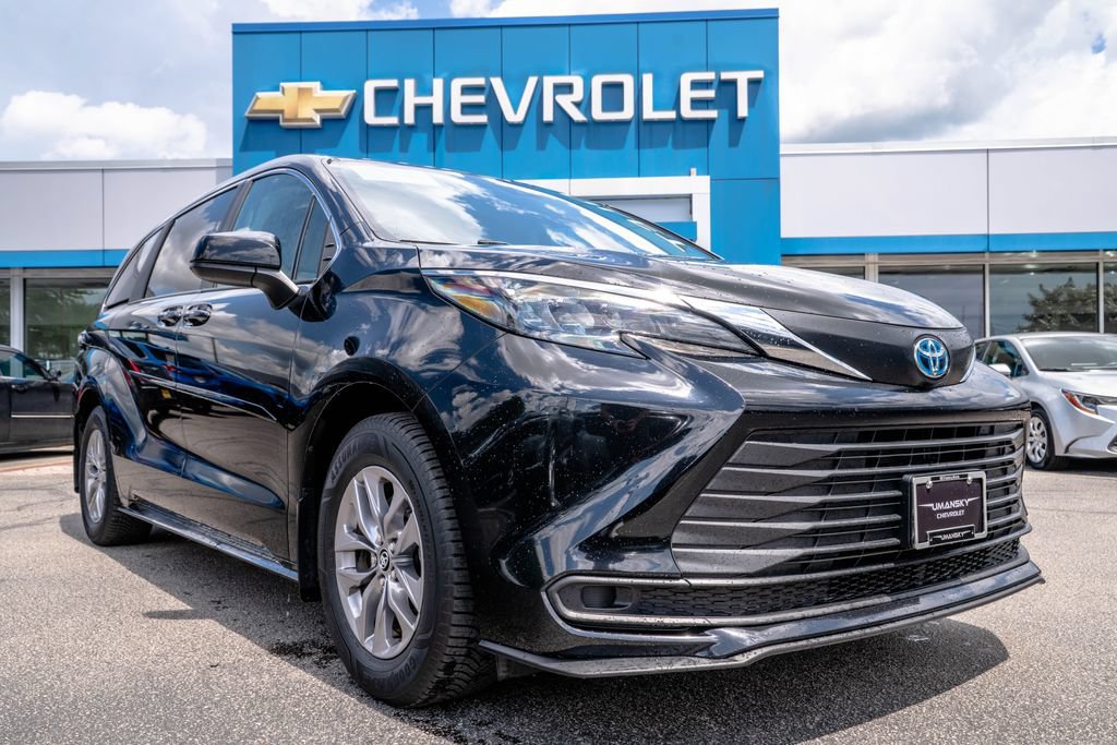 Used 2024 Toyota Sienna LE w/ LE Plus Package AWD/4WD image 1