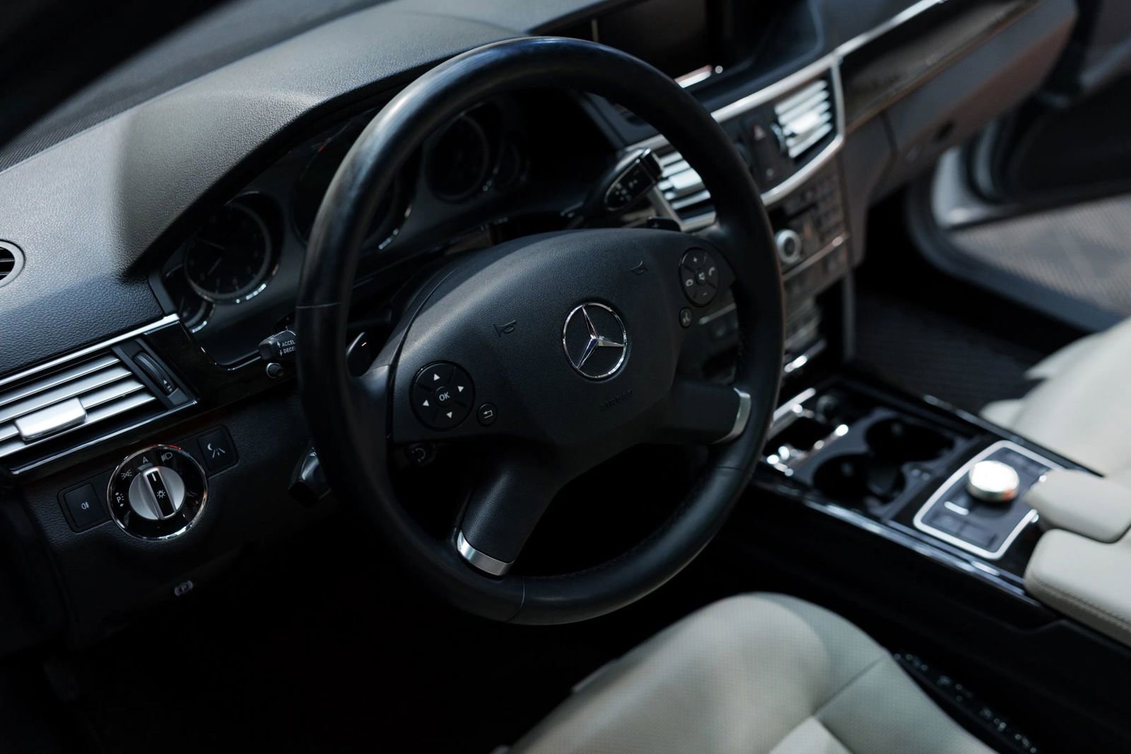 Used 2010 Mercedes-Benz E 550 4MATIC Sedan image 33