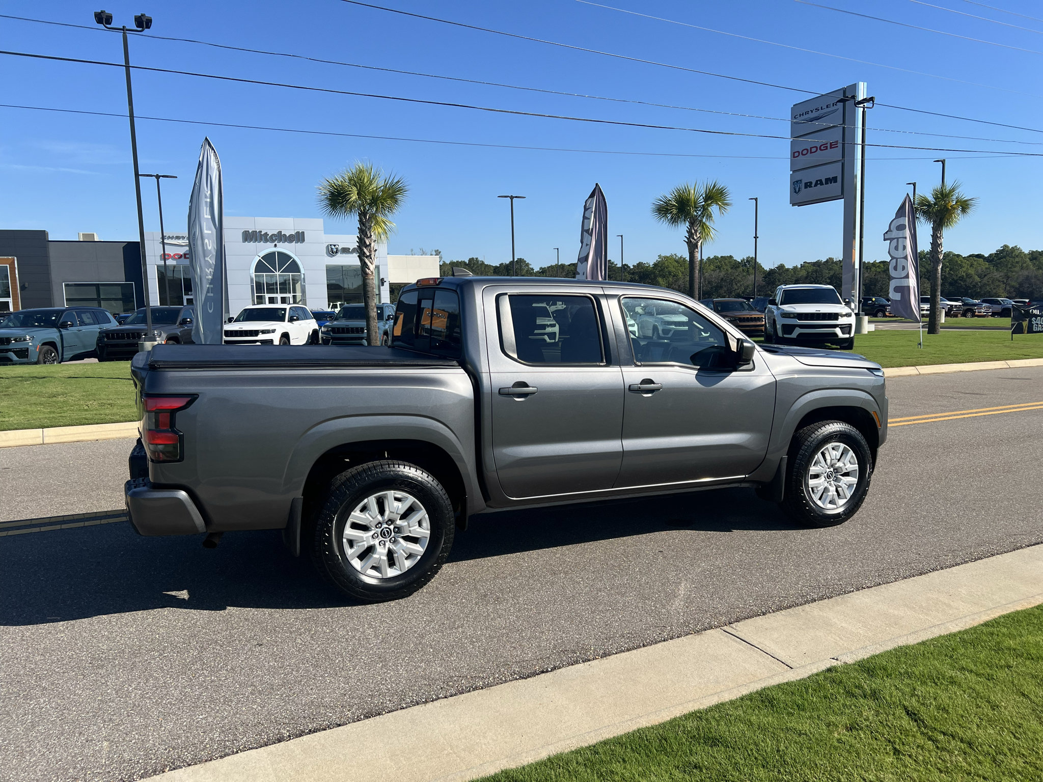Used 2022 Nissan Frontier SV AWD/4WD image 3
