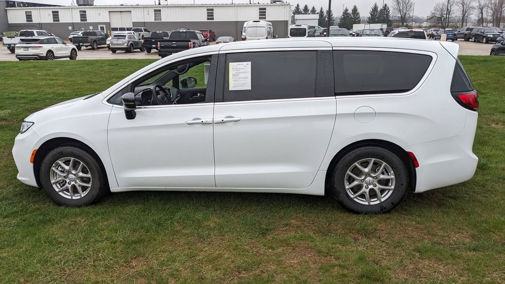 Used 2026 Chrysler Pacifica Select image 6