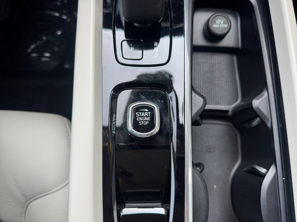 Certified 2024 Volvo XC60 B5 Plus w/ Climate Package AWD/4WD image 18