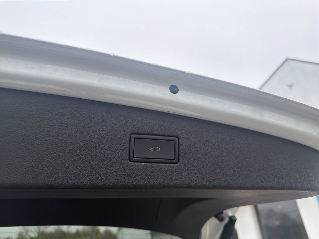 Used 2024 Volkswagen Tiguan SE R-Line image 14