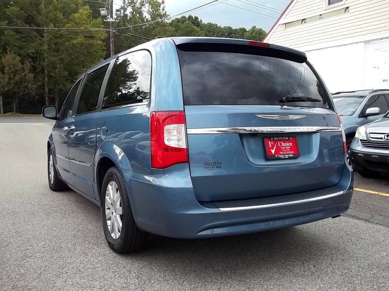 Used 2012 Chrysler Town & Country Touring-L w/ Entertainment Group #2 FWD image 3